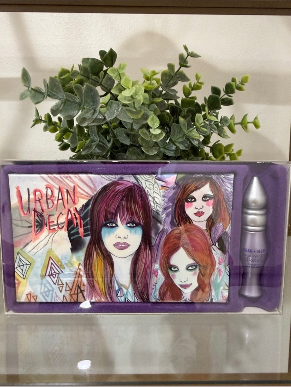 Urban Decay Eyeshadow Palette & Primer - Picture 3 of 11
